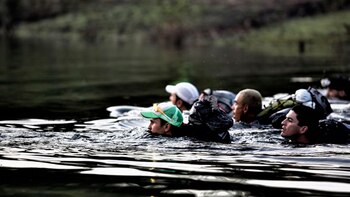 Los participantes deben sortear caminos y senderos con un frondoso follaje vegetativo (JungleMarathon)