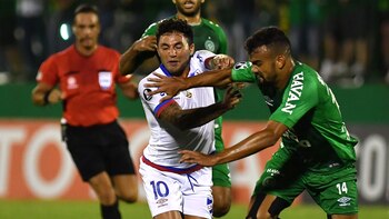 Chapecoense pedirá la expulsión de Nacional de Uruguay por los gestos ofensivos de sus hinchas (AFP)