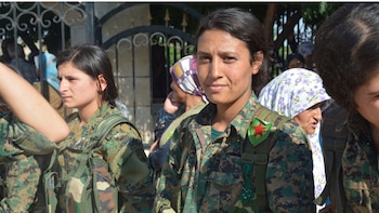 Mujeres combatientes kurdas durante la