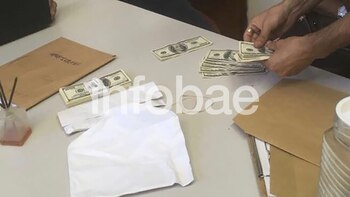 Los dólares escondidos en un paquete de yerba
