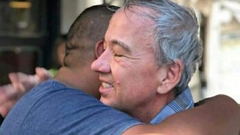 El turista estadounidense que recibió 10 puñaladas en el barrio de La Boca pasó 21 días internado en el Hospital Argerich. Al salir le dijo a Chocobar, “Claro que te agradezco, pero si Argentina quiere ser un país serio, debe garantizar la vida de los delincuentes”