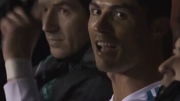 Cristiano le hizo diferentes señas