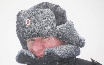 Un policía monta guardia frente