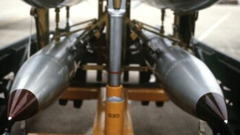 Dos bombas B-61, con un