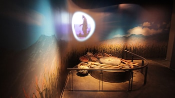 Los turistas puede ver objetos y materiales de alto valor histórico para redescubrir la fascinante cultura