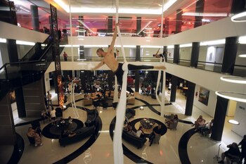 Los acróbatas y bailarines del