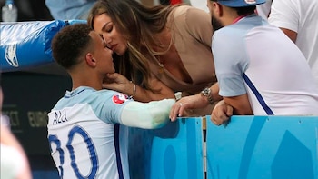 Dele Alli junto a su