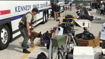 Un oficial de seguridad revisa