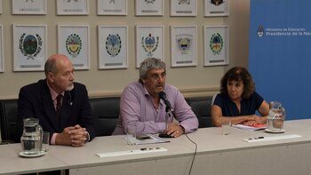 En el medio, Sergio Romero,