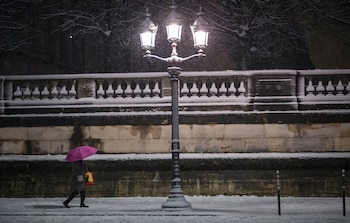 Un peatón camina por la