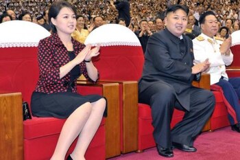 Kim Yo-jong, junto a su