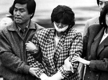 Kim hyon-hui escoltada por dos