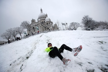 Un esquiador en Montmartre, con