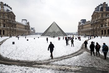 La pirámide del Louvre y
