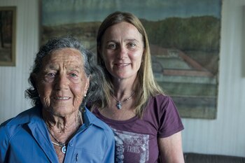 Con Adriana, su hija. Detrás de