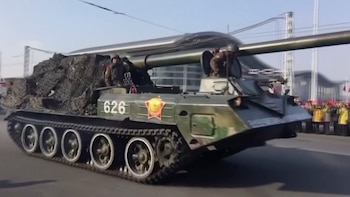 Un tanque recorre el desfile