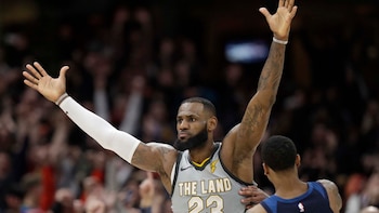 LeBron James celebra su doble ganador