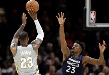 LeBron James lanza frente a la