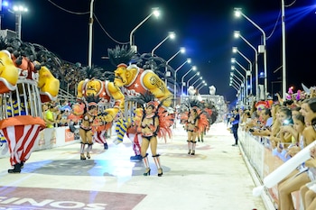 Las comparsas llenan de color y