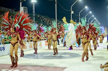 Brillos y plumas abundan en