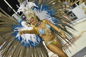 En dorado, blanco y celeste,