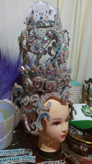 El imponente tocado que se