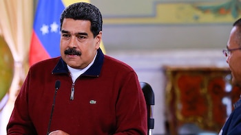 Nicolás Maduro viste un suéter