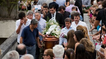 Agustín carga el cajón de