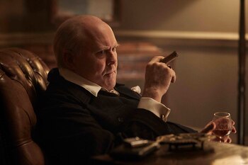 John Lithgow como Churchill, en