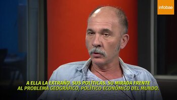 “Cuando Grandinetti dijo que la extrañaba a Cristina, la imagen de Cambiemos subió 7 puntos. ¿Cómo se logró eso? Minutos antes de entrar, lo interceptó en la esquina una señora que se puso a llorar recordando los beneficios del kirchnerismo. Bueno, a esa señora la plantamos nosotros”.