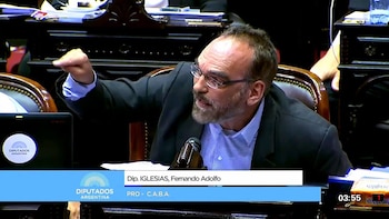 “Fernando iglesias era vendedor de Biblias puerta a puerta. Cuando Marcos vio su nivel de oratoria, lo mandó a un taller literario, le hizo cursar un postgrado de Gorilismo en Washington y acá lo tenés, liderando la resistencia como Diputado y cansado de sacar best sellers”.