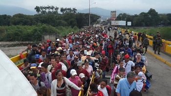 Miles de venezolanos cruzan a