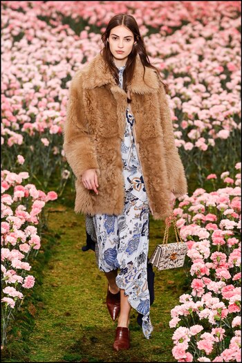 Vestidos estampados se entremezclan con