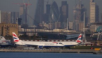 Una nave recorre la pista