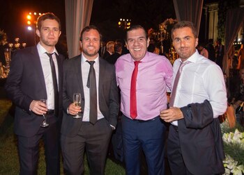 De izquierda a derecha, el