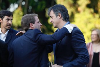 El senador Esteban Bullrich saluda