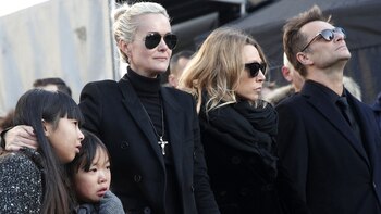 Laeticia Hallyday con sus hijas