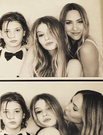 Junto a sus hijos, Francesca