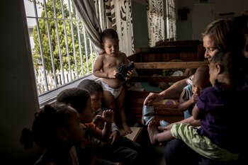 Un grupo de niños en