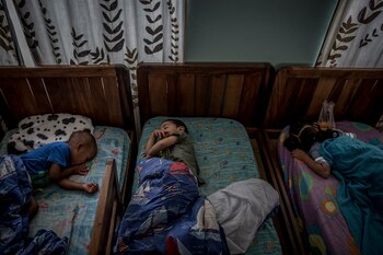 Niños durmiendo en Bambi Home,