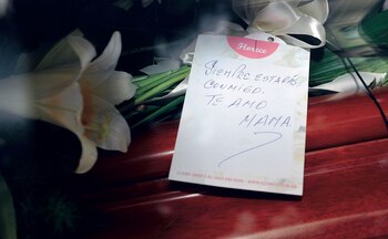 Triste despedida de la mamá