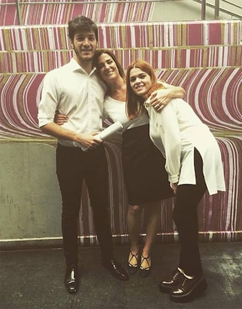 Débora con sus dos hijos,