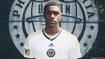 Michael Swift juega al fútbol