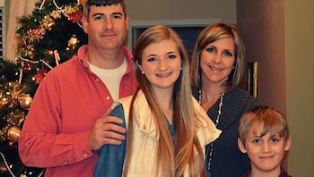 Allie Dowdle, junto con su