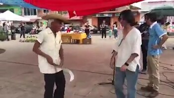 Anciano amenaza con machete a