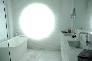 Baño. revestido en porcelanato (