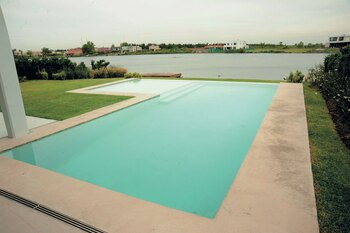 La piscina es con borde