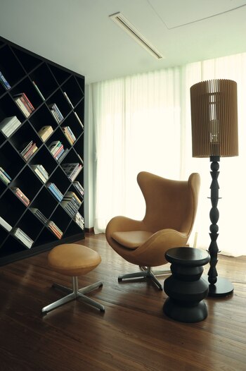 Biblioteca con estantes a 45