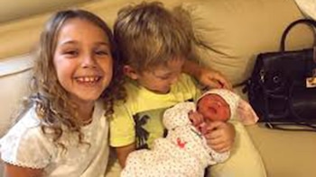 Olivia y Milo junto a