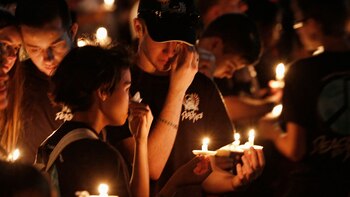 Miles de personas sostienen velas